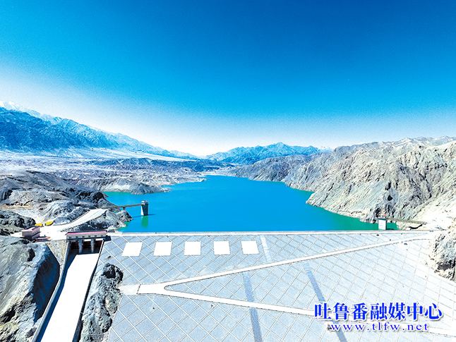 乔文 摄五年来,我市实施了吐鲁番机场改扩建项目,机场飞行等级升为"4e