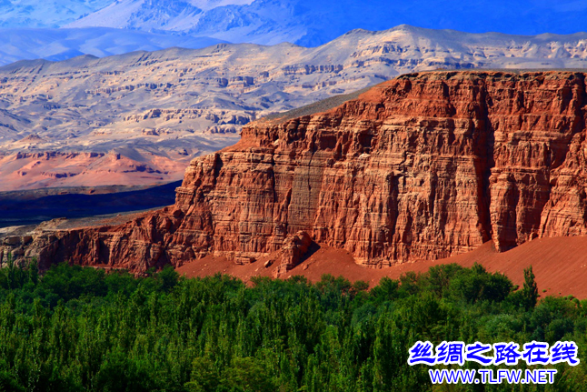 新疆托克逊县天山红河谷妖娆夺目